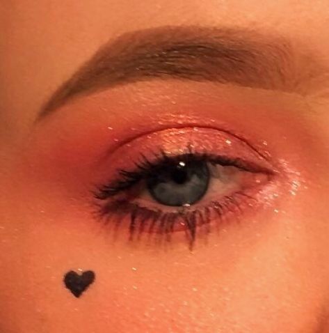 #makeup #egirl #eyeshadow #hearttattoo #eyemakeup #eye #eyebrows #pinkeyemakeup #blueeyes Blush Hearts Makeup, Eyeliner Heart Under Eye, Heart Stencil Makeup, Simple Valentine Makeup Looks, Easy Heart Makeup, Heart Stamp Makeup, Egirl Makeup Red, Egirl Makeup Eyeliner, Valentine Eye Makeup