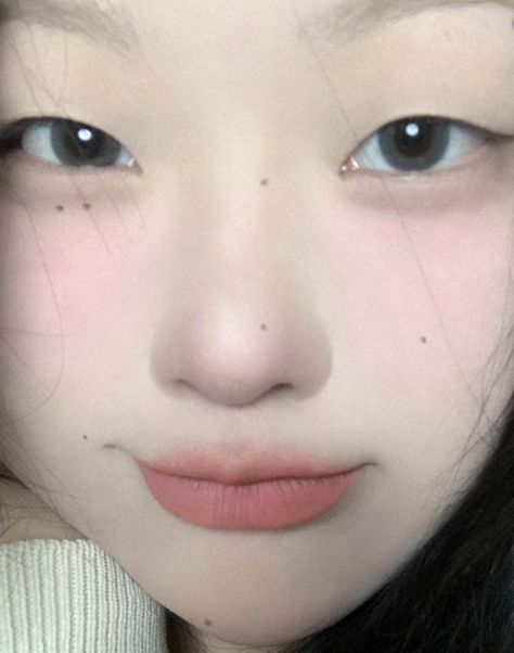 Face Moles Aesthetic, Moles On Face, Monolid Eye Makeup, Red Moles, Monolid Eyes, Monolid Makeup, Skin Moles, Douyin Makeup, Ethereal Makeup