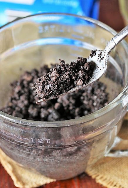 Finely Crushed Oreo Crumbs Image Baileys Cookies, Baileys Dessert, Blueberry Yum Yum, White Chocolate Drizzle, Oreo Truffles Recipe, Oreo Treats, Crumb Recipe, No Bake Banana Pudding, Baileys Recipes