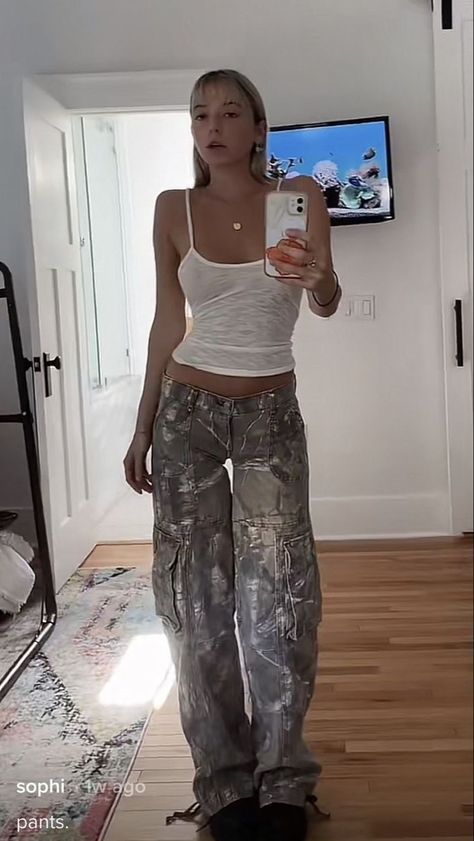 Camo Aesthetic Outfit, Camo Cargos Outfits, Camo Trousers Outfit, Camo Pants Fit, Cargo Pants Outfit Aesthetic, Camp Cargo Pants, Camo Baggy Pants, Army Pants Outfit, Camo Cargo Pants Outfit