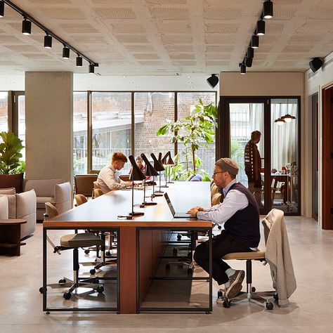 Office Space Design, Big Table, Office Layout, Open Office, Workspace Design, Office Workspace, Coworking Space, Industrial Chic, Office Interior Design