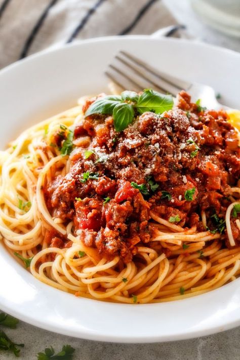 Quick and easy Weeknight Spaghetti Bolognese bursting with flavor on your table in under 30 minutes but tastes like its been simmering all day! We make this recipe more than ANY OTHER RECIPE! Best Spaghetti Bolognese Recipe, Spaghetti Bolognese Recipe, Spaghetti Bolognaise, Best Spaghetti, Pasta Casera, Pasta Italiana, Easy Spaghetti, Carlsbad Cravings, Bolognese Recipe