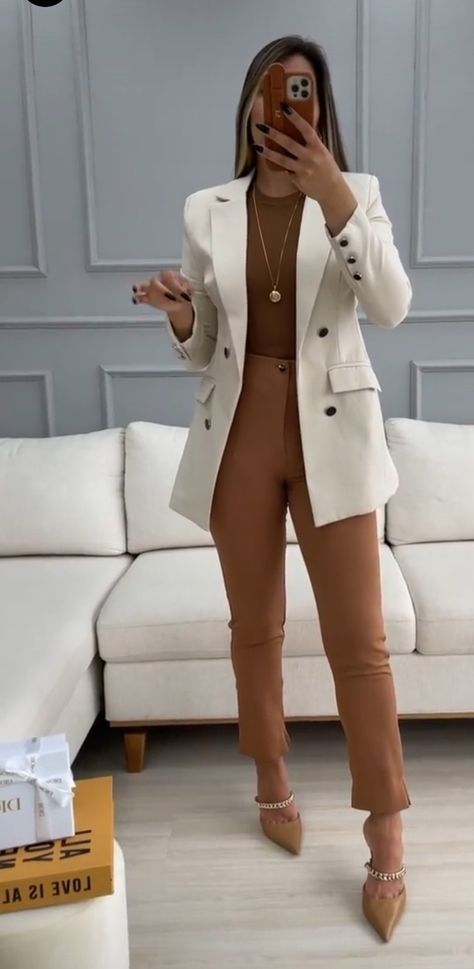 Female Buissnes Attire, Finance Manager Outfit, Real Estate Agent Clothes, Architect Outfit Women Aesthetic, Real Estate Woman Outfits, Broker Outfit Real Estates, Estate Agent Outfits Women, Life Insurance Agent Outfit, Real Estate Outfits For Women Winter