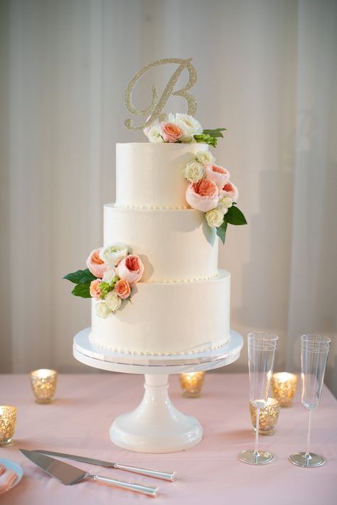 White wedding cake with Juliet garden roses Rustic Wedding Groom, Powder Blue Wedding, Juliet Rose, Funny Wedding Cakes, Floral Cakes, Rose Gardening, Elegant Wedding Centerpiece, Bohemian Wedding Decorations, Wedding Cake Roses