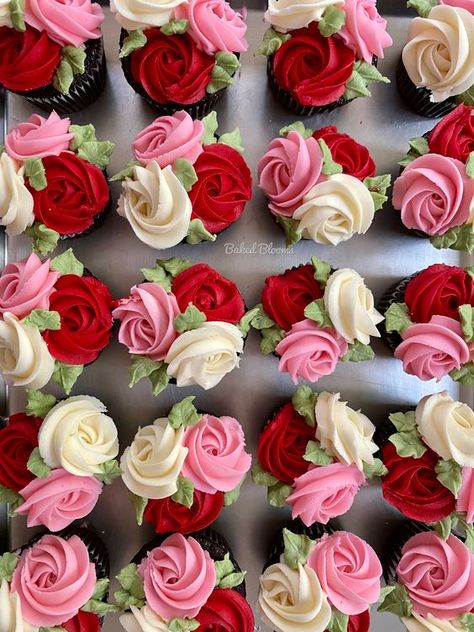 Valentines cupcakes by Baked Blooms @bakedblooms Cupcake For Valentines Day, Vday Cupcake Ideas, Wedding Day Cupcakes, Valentine S Day Cupcakes, Wedding Valentines Day, Valentines Day Cupcake Ideas, Cute Valentines Cupcakes, Valentines Day Cupcakes For Kids, Cupcakes Decoration Valentines Day