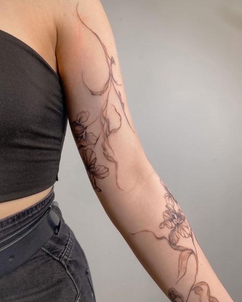 Long Arm Tattoo, Upper Arm Tattoo Women, Shoulder Wrap Tattoo, Brown Tattoos, Flower Vine Tattoo, Brown Tattoo, Browning Tattoo, Tattoo Artist Tattoo, Tattoo Ideas Unique