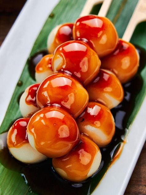 Dango Recipe, Mitarashi Dango, Desserts Japonais, Rice Dumplings, Japanese Food Traditional, Kawaii Cooking, Japanese Dessert, Japanese Cooking, Japanese Snacks