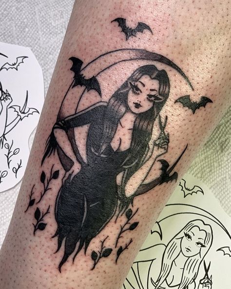 𝕰𝖑𝖑𝖊𝖓 𝕸𝖊𝖑𝖑𝖔𝖓 on Instagram: “Morticia Addams piece for Faith 🤍 Having so much fun with these Halloween tattoos 🥺🖤 You all are the best !!” Goth Pinup, Thumb Tattoos, Optical Illusion Tattoo, Tattoo Apprenticeship, Morticia Addams, Pin Up Tattoos, Side Tattoos, Halloween Tattoos, Tattoo You