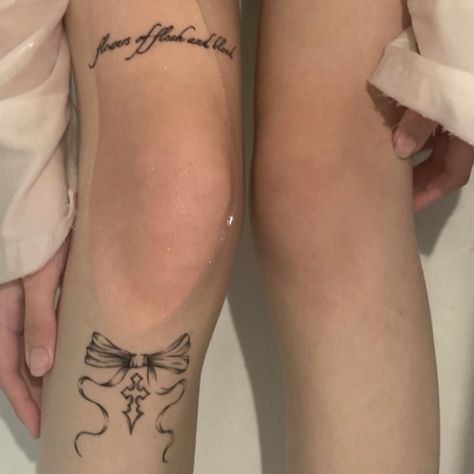 First Leg Tattoo Ideas, Thigh And Knee Tattoo, Cute Gothic Tattoos, Small Leg Tattoo, Back Leg Tattoo, Tattoo Ideas Female Leg, Bow Tattoo Thigh, Garter Tattoo, Doll Tattoo