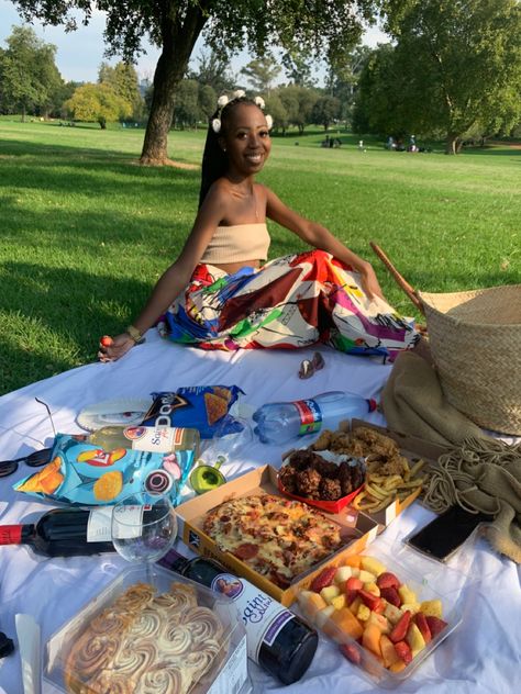 Nigeria Picnic Ideas, Cute Picnic Ideas For Couples, Outfit For Picnic Summer, Birthday Picnic Outfit Ideas, Picnic Black Women, Graduation Picnic Ideas, Best Friend Picnic Ideas, Picnic Food Ideas Black People, Anniversary Picnic Ideas Romantic