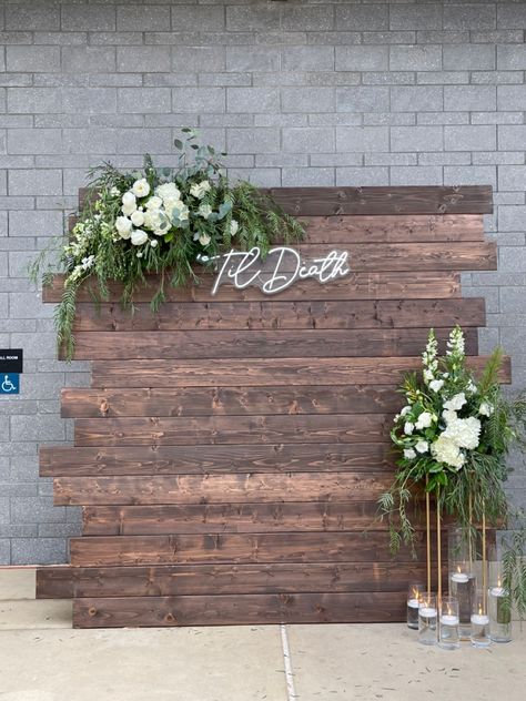 Pallet Walls Wedding, Simple Wooden Backdrop, Rustic Photo Backdrop Wedding, Wood Wall Wedding Decor, Diy Wood Backdrop Stand Wedding, Wooden Board Backdrop, Rustic Wedding Decor Pallets, Country Wedding Backdrop Ideas, Wedding Wood Wall