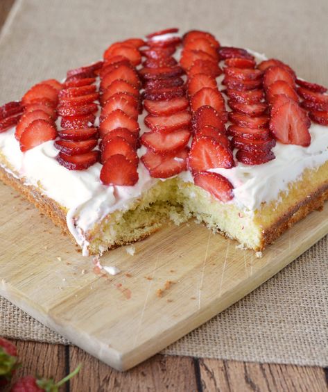 Easy Strawberry Cake, Yellow Cake Mix Recipes, Recipes With Cool Whip, Easy Delicious Cakes, Strawberry Cake Recipe, Strawberry Cake Easy, Moist Cake Recipe, Cake With Strawberries, Cake Recipes At Home