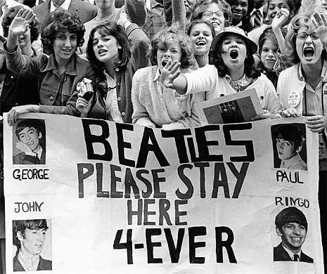 The Beatles come to America. Paramount Theater, Beatles Photos, The Ed Sullivan Show, Beatles Fans, Crazy Fans, Love Me Do, British Invasion, The Fab Four, Ringo Starr