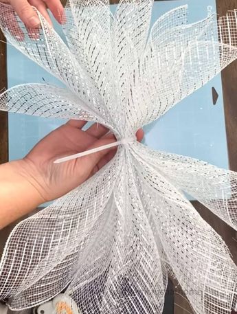 Deco Mesh Crafts, Christmas Angel Crafts, Deco Mesh Wreaths Tutorials, Deco Mesh Wreaths Diy, Holiday Wreaths Diy, Christmas Wreaths Diy Easy, Mesh Wreath Tutorial, Diy Christmas Wreaths, Mesh Wreath Diy