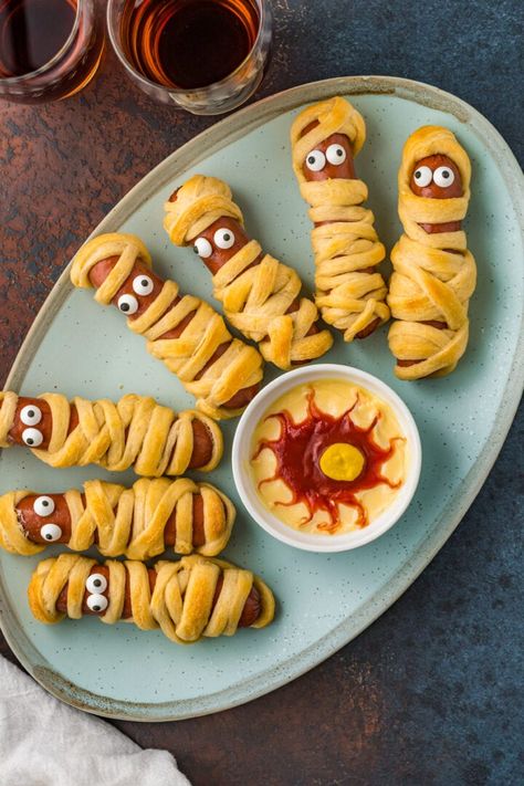 Mummy Pigs In A Blanket, Halloween Hot Dogs, Halloween Catering, Mummy Hot Dogs Recipe, The Best Dinner Recipes, Bloodshot Eye, Festa Hotel Transylvania, Halloween Hotdogs, Snack Halloween