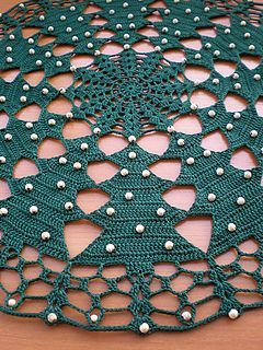 Crocheted christmas tablecloth- free pattern Knit Christmas, Crochet Xmas, Crochet Christmas Trees, Tree Table, Holiday Crochet, Christmas Crochet Patterns, Christmas Table Cloth, Tire Cover, Crochet Tablecloth