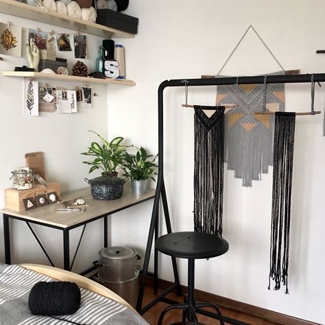 Macrame Craft Room, Macrame Workshop Setup, Macrame Studio Ideas, How To Set Up Macrame Work Space, Macrame Studio Space, Macrame Work Station Setup, Macrame Work Station, Macrame Studio, Macrame Room