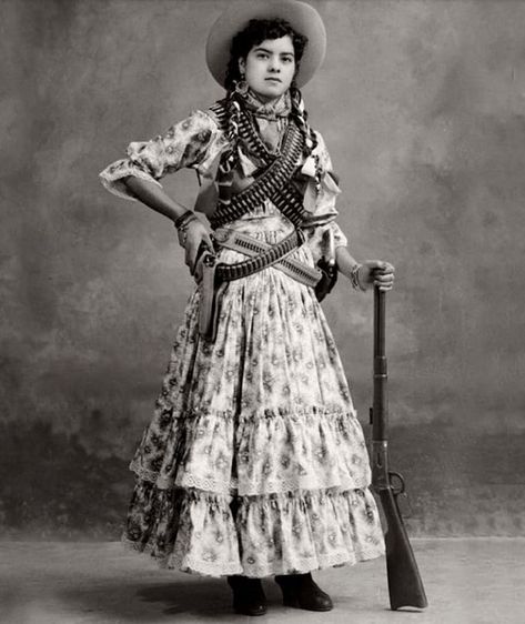 Mexican woman 1914 Mexican Revolution, Mexican Fashion, Wilde Westen, Mexican Women, Photographie Portrait Inspiration, Vintage Cowgirl, Mexican Culture, Mexican Style, Look Vintage