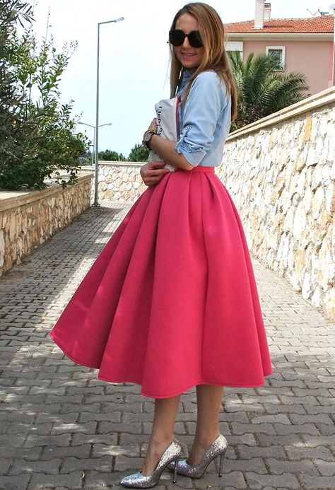 25 Trendy Midi Skirts Outfits - Pretty Designs Midi Rock Outfit, Mode Retro, Australian Style, Full Midi Skirt, Midi Skirt Outfit, Corporate Wear, Chique Outfits, Rock Outfit, Full Skirts