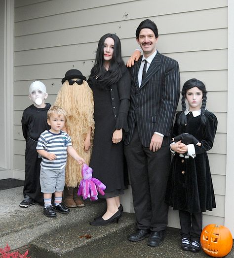 Family Halloween Costume ideas - Group Costumes.  The Addams Family Family Dress Up Ideas, Halloween Costumes Adams Family, Adams Family Costume, Addams Family Halloween Costumes, Adams Family Halloween, Family Themed Halloween Costumes, Dress Up Ideas, Family Dress, Themed Halloween Costumes