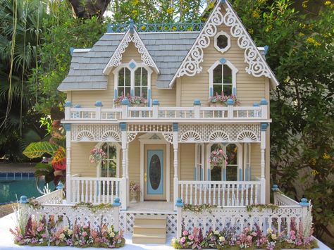 Dollhouses by Robin Carey: " The Darling House" Victorian Dollhouse Victorian Dollhouse Miniatures, Elizabeth Street, Doll House Plans, Dollhouse Ideas, Victorian Dollhouse, Victorian Dolls, Modern Dollhouse, Dollhouse Kits, Doll Ideas