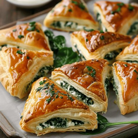 Salty Pastry Recipes, Spinach Pastry Puffs, Spinach Cream Cheese Puff Pastry, Spinach And Cream Cheese Recipes, Spinach Puff Pastry Appetizers, Cream Cheese Spinach Puffs, Savory Pastry Recipes, Spinach Pastries, Savory Puff Pastry Recipes