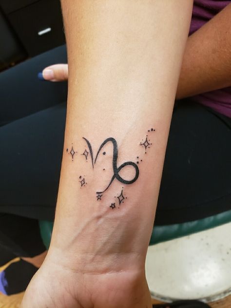 Small Capricorn Tattoos For Women, Capricorn Tattoo Constellation, Capricorn Minimalist Tattoo, Capricorn Tattoo For Women, Capricorn Tattoo Ideas, Capricorn Sign Tattoo, Tattoo Stars, Rose Tattoo On Arm, Astrology Tattoo