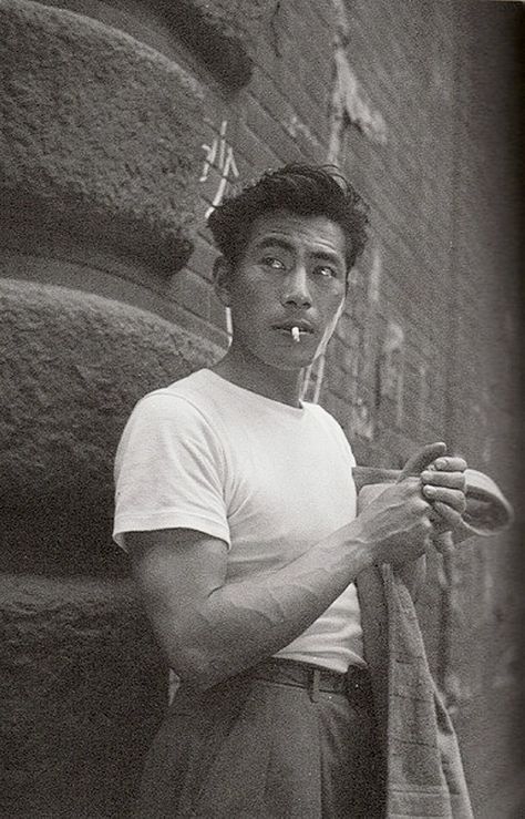 Toshiro Mifune (三船 敏郎 Mifune Toshirō), 1950, Japanese superstar Chaotic Aesthetic, Japanese Cinema, Toshiro Mifune, Cholo Style, Photo Star, Sean Penn, I Love Cinema, Lauren Bacall, 1 April