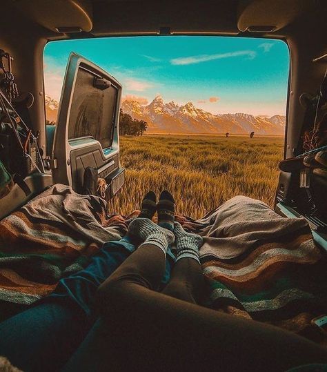 50+ Pics From ‘Project Van Life’ Instagram That Will Make You Wanna Quit Your Job And Travel The World Van Life Aesthetic, Dream Dates, Lev Livet, Timur Tengah, Camping Aesthetic, Van Living, Travel Van, Camper Life, Life Aesthetic