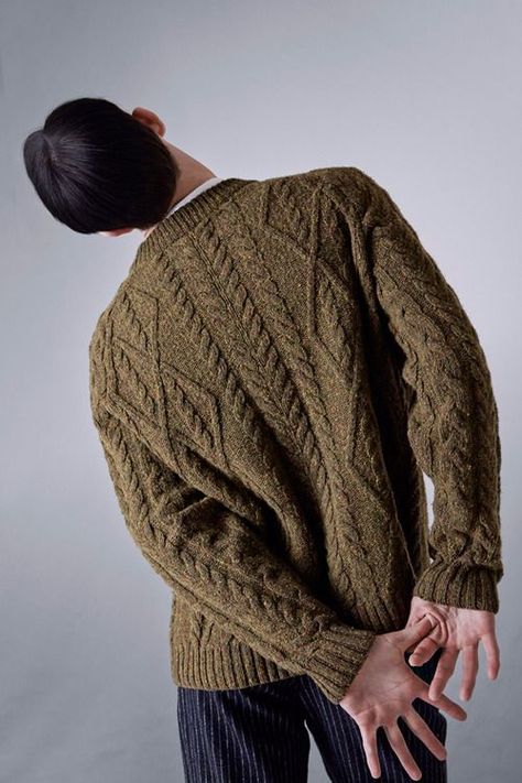 Jumper Outfit Men, Knitted Jumper Outfit, Otto Dix, Mens Winter Sweaters, Aran Jumper, Hot Sweater, Jumper Outfit, Mens Editorial, Aran Sweater