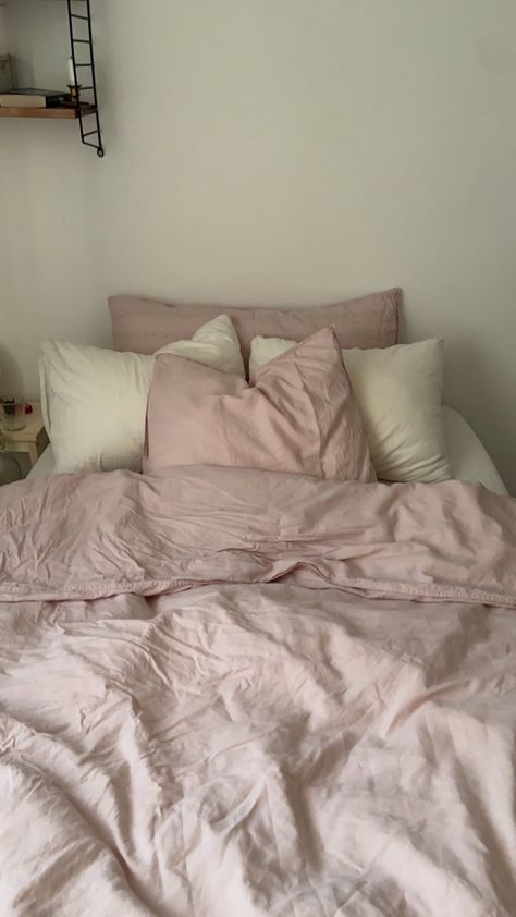 Pink Bed Aesthetics, Clean Pink Aesthetic, Bed Sheets Pink, Pink Bed Sheets, Stylish Bedroom Decor, Uni Room, Chic Bedding, Flower Room, Girly Room