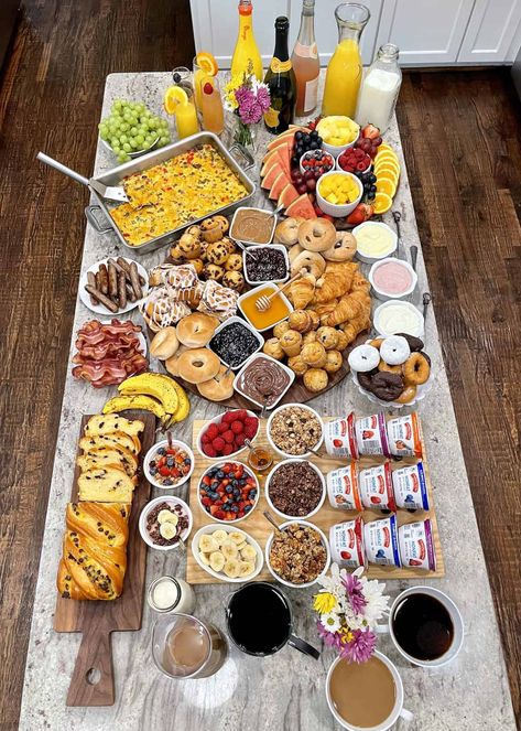 Brunch with Friends Spread by The BakerMama Breakfast Dessert Charcuterie Board, Breakfast For Dinner Wedding Reception Food Ideas, Wedding Day Breakfast Ideas, Barbie Desserts, Brunch Set Up, Brunch Mesa, Breakfast Brunch Party, Fest Mad, Brunch Bar