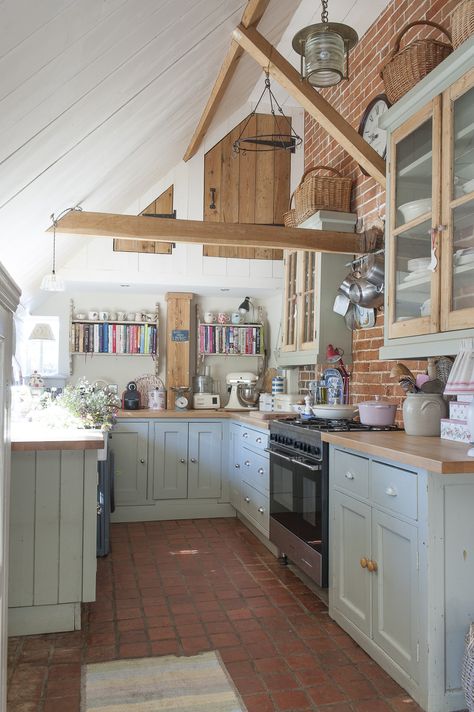 Kitchen Counter Decor Farmhouse, Kitchen Open, Kitchen Counter Decor, Farmhouse Kitchen Design, Cottage Kitchens, Kitchen Farmhouse, Shelf Storage, Modern Farmhouse Kitchens, Cottage Kitchen