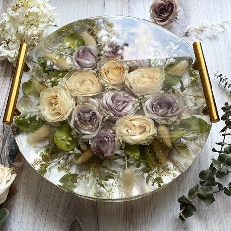 Flower Tray, Wedding Bouquet Preservation, Floral Preservation, Flower Preservation, Bouquet Preservation, Wedding Souvenirs, Diy Resin Art, Round Tray, Resin Flowers