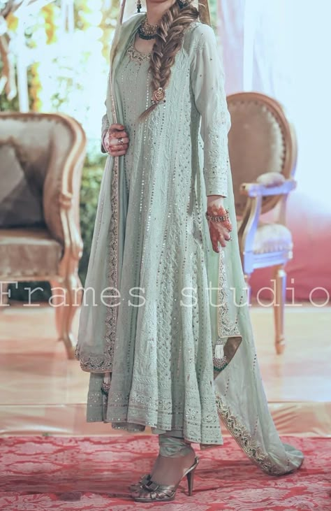 Baat Pakki Dress Pakistani, Chickenkari Frocks, Lucknowi Chikankari Suits Party Wear, Pakistani Chickenkari Suits, Anarkali Dress Pattern, Indian Salwar Kameez, Pakistani Formal Dresses, Traditional Indian Dress, Bridal Dresses Pakistan