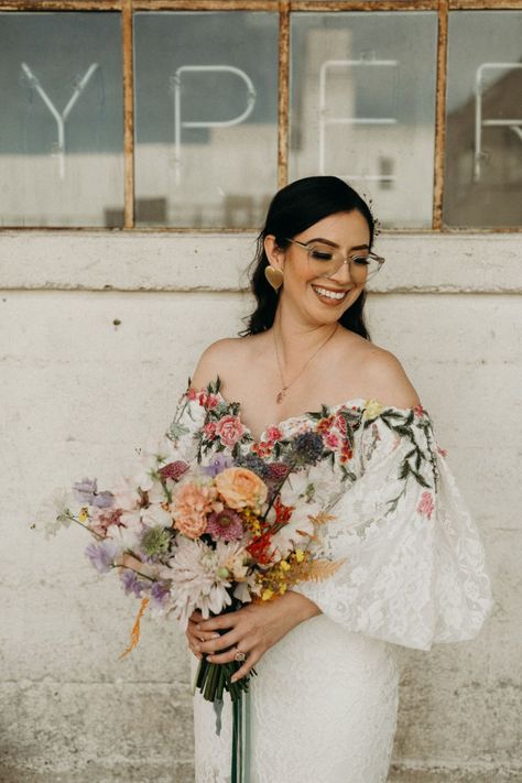 Throw a drive in wedding for a creative twist on a micro wedding! Guests will love the colorful flowers, burgers, and fun movie from the car! Bride Wearing Glasses, Wedding Dress With Flowers, Bride With Glasses, Hippie Mode, Wedding Ceremony Ideas, Dress With Flowers, Wedding Dresses With Flowers, Ivory Wedding Dress, Wearing Glasses