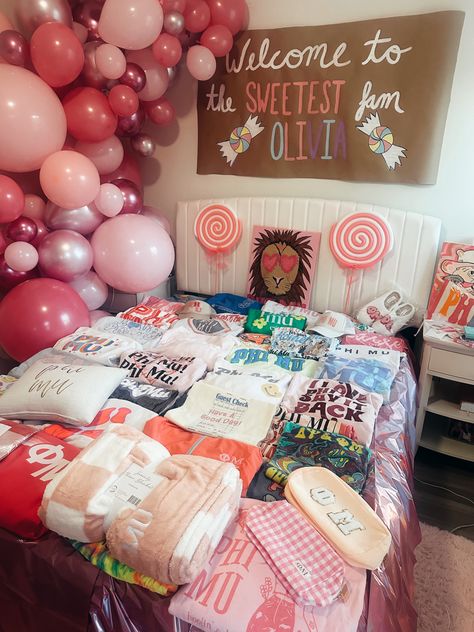 Phi Mu big little reveal bed Cute Big Little Themes, Big Little Room Decorations Sorority, Big Little Room Decorations, Cute Big Little Reveal Themes, Big Little Themes, Big Little Reveal Themes, Big Little Reveal, Phi Mu, Room Decorations