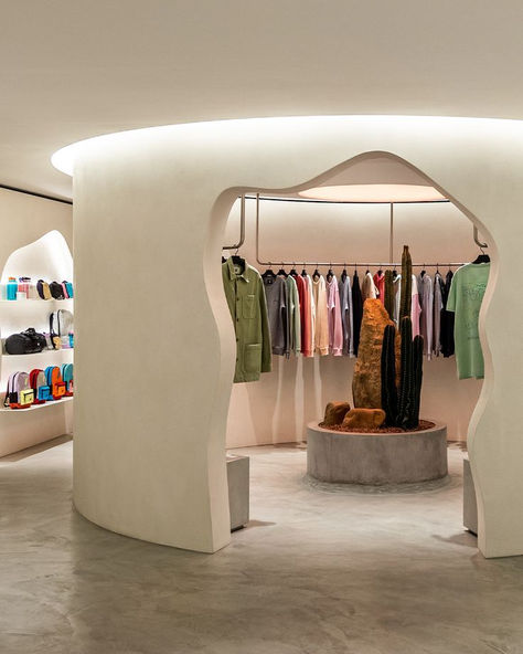 Fashion Shop Interior, Clothing Store Interior, Showroom Interior Design, Store Interiors, Pinterest Room Decor, غرفة ملابس, Retail Store Design, Boutique Interior, Store Design Interior