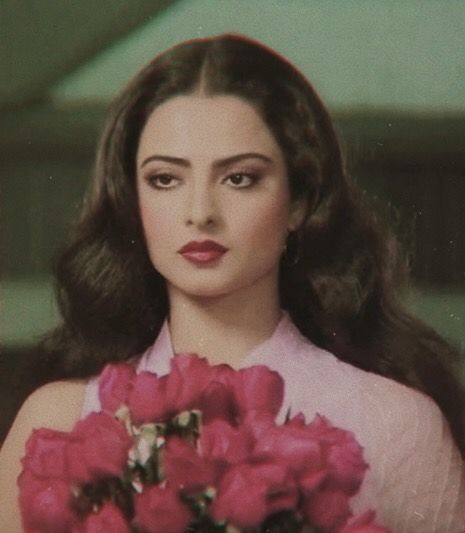 Rekha Actress, Bollywood Makeup, Vintage Bollywood Aesthetic, 90s Bollywood Aesthetic, Retro Bollywood, 90s Bollywood, Vintage Bollywood, Indian Aesthetic, Brown Girl