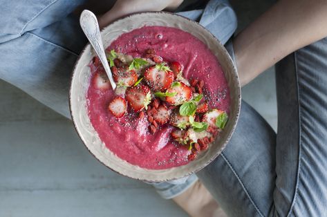 Spring Smoothie, Strawberry Mango Salsa, Blue Zone Diet, Vanilla Chia Seed Pudding, Breakfast Smoothie Bowls, Blue Zone Recipes, Blue Zones Diet, Longevity Recipes, Strawberry Smoothie Bowl