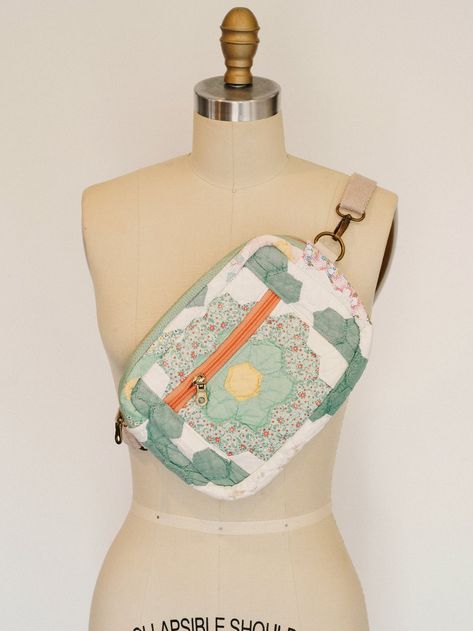 Plains & Prairie Sling Bag Sewing Pattern, Quilt Coats, Sewing Paterns, Sling Bag Pattern, Bag Accessories Diy, Crafts Sewing Projects, Quilted Clothes, Repurposed Clothing, Handcrafted Bags