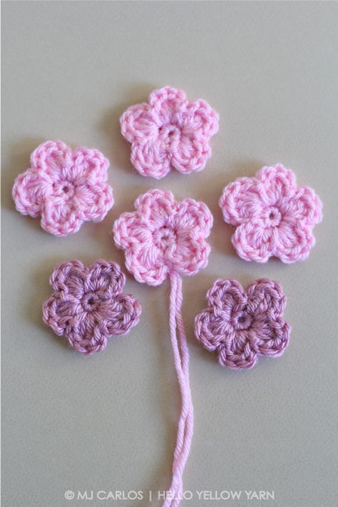 Simple Crochet Flower – Pattern and Tutorial Simple Crochet Flower, Crochet Small Flower, Crochet Flower Pattern, Crochet Rose Pattern, Crochet Puff Flower, Crochet Flowers Easy, Crochet Flowers Free Pattern, Crocheted Flowers, Simple Crochet