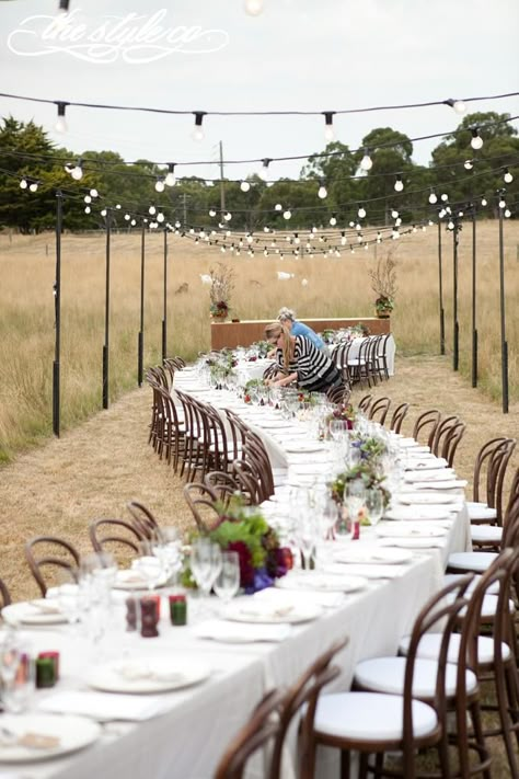 Wedding Table Layouts, Outdoor Dinner Party, Long Table Wedding, Casa Hobbit, Long Tables, Field Wedding, Rustic Outdoor Wedding, Dream Venue, Outdoor Dinner