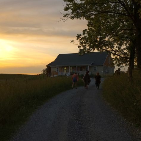 Small Towns Like Stars Hollow, Small Town Family Aesthetic, Rural House Aesthetic, Rural Small Town Aesthetic, Small Towns Aesthetic, Small Town Vibes Aesthetic, Small Rural Town Aesthetic, Vintage Small Town Aesthetic, Small Town Florida Aesthetic