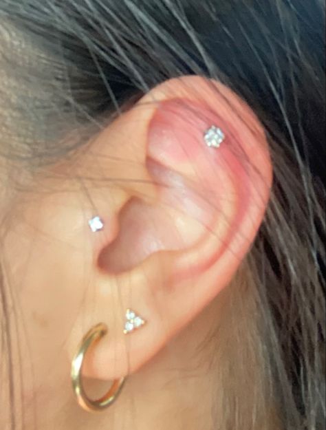 Tragus piercing. Flat piercing. Constellation piercings Tragus And Lobe Piercing, Flat And Tragus Piercing, Tragus Piercing Silver, Tragus And Flat Piercing, Piercings Ear Flat, Flat Earring Piercing, Ear Piercing Ideas Tragus, Flat Ear Piercings Ideas, Tragus Piercing Aesthetic