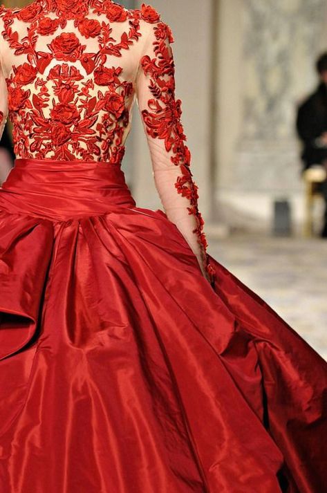 Mode Glamour, Vogue Runway, Van Cleef Arpels, Beauty And Fashion, Gorgeous Gowns, Red Wedding, Marchesa, Mode Inspiration, Beautiful Gowns