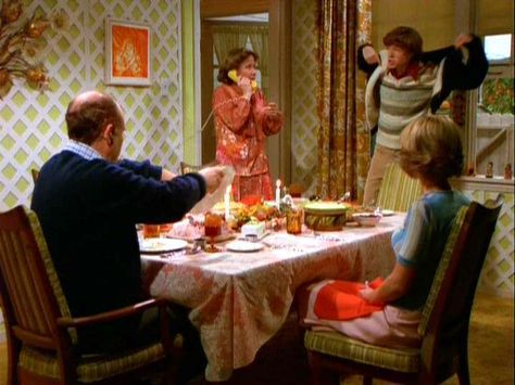 That 70's show ~ Thanksgiving 70s Thanksgiving, Donna And Eric, Friends Season 8, Mom Characters, Children Of The Revolution, Classic Turkey, 70 Show, 70s Show, Friends Season