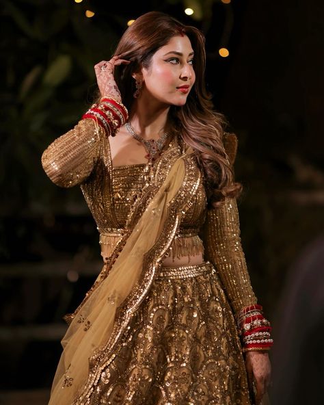 Keeping it gold @bsonarika for her wedding reception. #weddingseason #viralreels #weddingviral #viralbride #viralwedding #weddingphotography #wedding #weddingdress #weddingday #weddings #wreceptionlehenga #goldenlehenga #bridegroom #couplegoals #couple #couples #couplevideos #marriage #marriagetip #shadi #shadiseason #reelsinstagram #trending #trend #wishnwed #shaadi ( tellybride, viral wedding video, groom squad, devokedevmahadev, indian bridal entry, receptiondress , fishtail cut lehenga... Bridal Red Lehenga Designs, Golden Lehenga Brides, Indian Reception Outfit Bridal, Bridal Lehenga Latest, Indian Bridal Entry, Lehenga Golden, Golden Bridal Lehenga, Indian Reception Outfit, भारतीय दुल्हन संबंधी