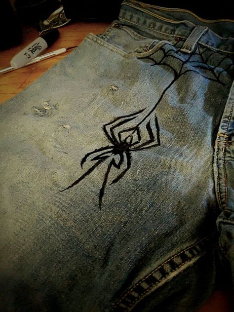 Spider Jeans Diy, Spider Pants Design, Drawn On Jeans Grunge, Jeans Pocket Painting Ideas, Jeans Back Pocket Design Paint, Jean Designs Diy Paint, Painting Jeans Y2k, Back Pocket Designs Jeans Painting, Spiderweb Jeans