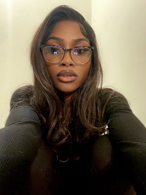 Glasses Inspiration, Wearing Glasses, Girls With Glasses, Makati, How To Pose, Girls Makeup, Black Girls Hairstyles, Aesthetic Hair, Brown Skin